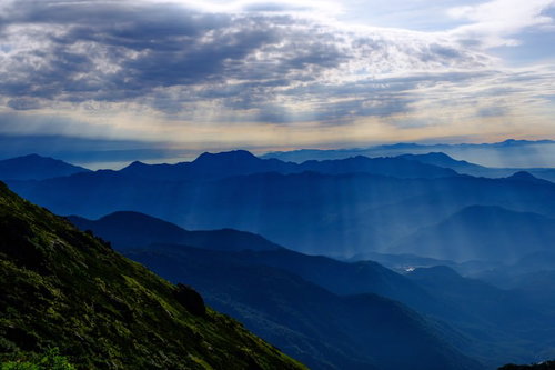 北アルプス・後立山連峰へ降り注ぐ光芒と山稜線