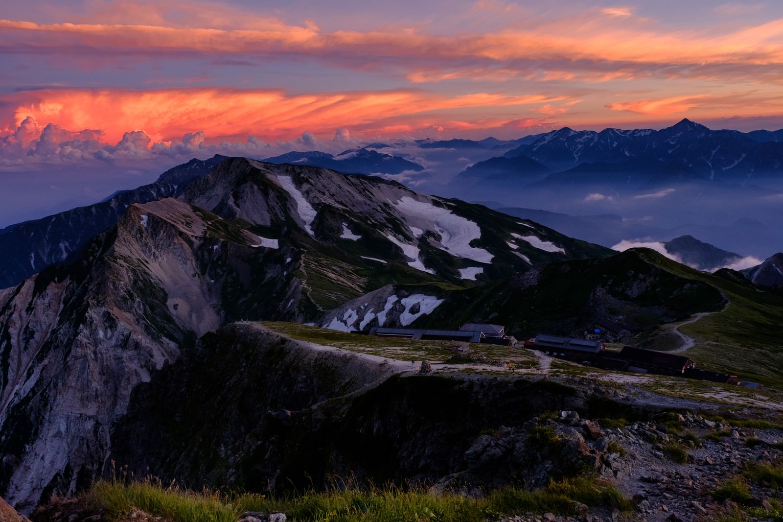 白馬岳から見た夕焼けに染まる北アルプスの山々と美しいサンセットの風景