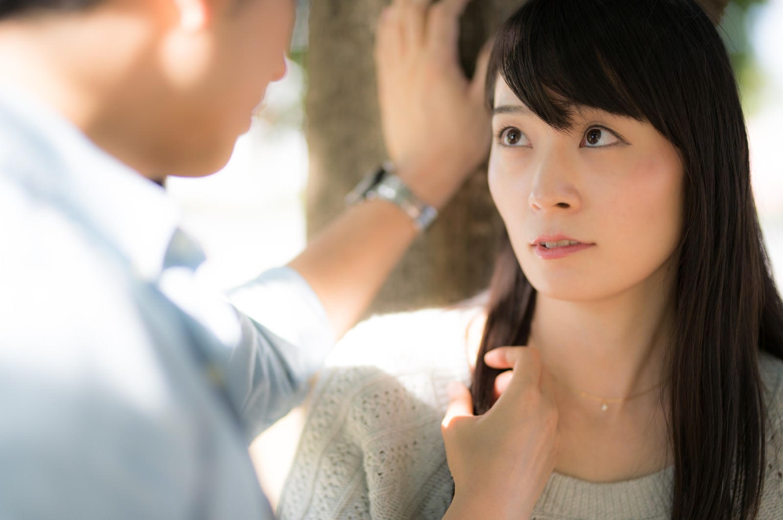 男性からの告白に戸惑い困惑した表情を見せる女性［モデル：たけべともこ］