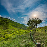 晩夏の車山（標高1925m）を見下ろす霧ヶ峰高原の写真