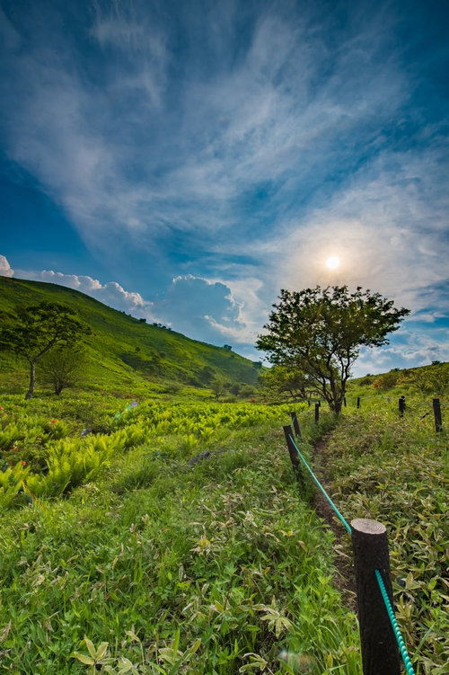 晩夏の車山（標高1925m）を見下ろす霧ヶ峰高原