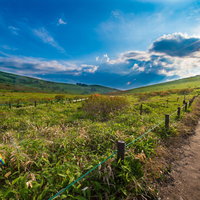景観を楽しみながら車山の遊歩道でハイキングの写真