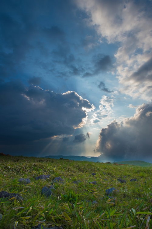 霧ヶ峰の蝶々深山で見る夕方の高原風景と青空