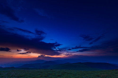 八島湿原の夕暮れ、深いブルーの空とオレンジ色の夕焼け