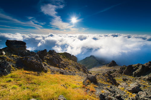 北アルプス3000m峰の山頂から見る黎明感ある空と雲海