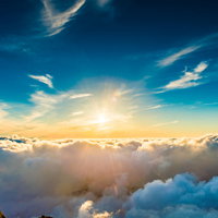 山頂から見る雲海に沈むエターナルな夕日と絶景の写真