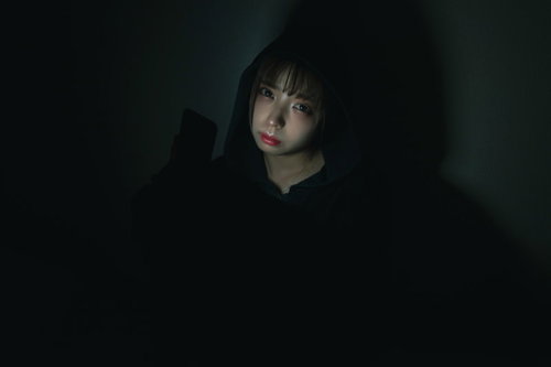 深夜までスマホでゲームをやりすぎて寝不足の女性