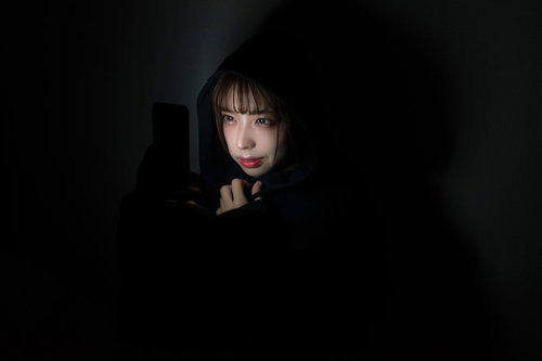 匿名アカウントで粘着行為を繰り返す女性の深夜スマートフォン
