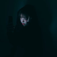 いつになっても既読がつかない病みそうな女性の写真