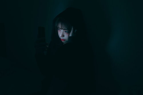 いつになっても既読がつかない病みそうな女性