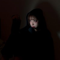 深夜のテンションで生配信をはじめてしまうライバー女性の写真