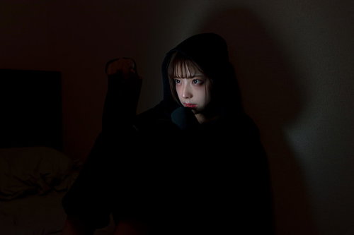 深夜のテンションで生配信をはじめてしまうライバー女性