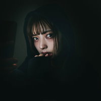 担当から連絡がこなくていつの間にか暗がりでスマホを見つめる女性の写真