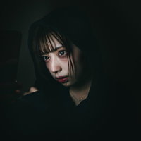 既読を無視されて不機嫌になる女性の写真