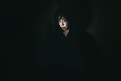 スマホ依存とストーカーに悩む女性の深刻な表情