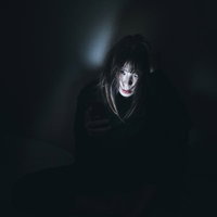 既読スルーでイライラする女性とスマートフォンの写真