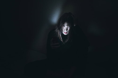 既読スルーでイライラする女性とスマートフォン