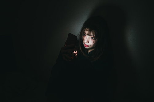 返事が来なくて深夜になってもスマホをチェックしてしまう女性