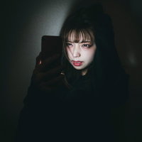 10連ガチャでSSRが出ないやんけと悔しそうなスマホを見つめる女性の写真