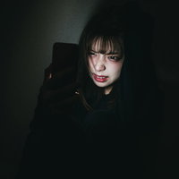 煽り耐性が低い女性がスマートフォンを手に持つの写真