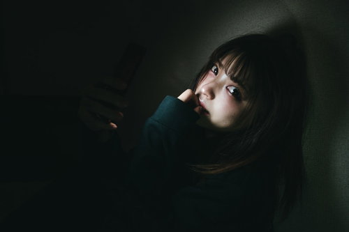 スマホに夢中な嫁氏、今日も夜な夜な廃課金の現実