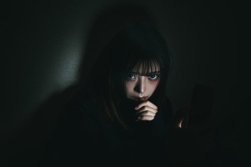 スマホを手放せない若い女性の憂鬱な日常とSNSトラブル