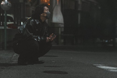 地味な服で深夜のネコ探しバイトをする男性