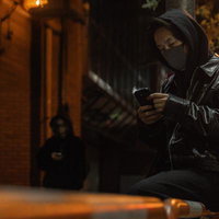 簡単で高収入のバイトに応募した男性、夜間の待ち合わせ場所へ向かうの写真