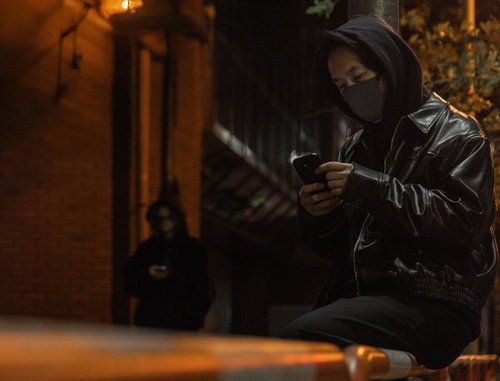 簡単で高収入のバイトに応募した男性、夜間の待ち合わせ場所へ向かう