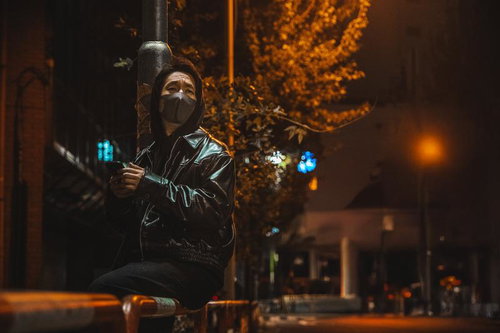 目立たない服装で街の様子を報告する闇バイト男子