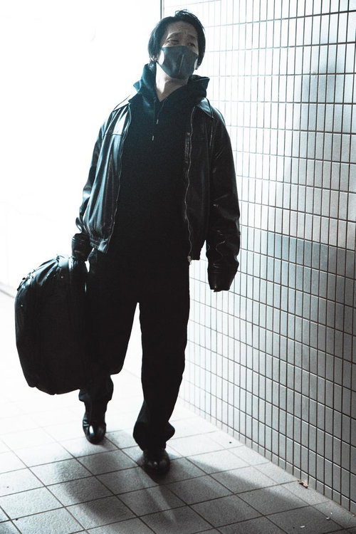 大きな荷物を運ぶだけで高収入のバイトに挑む男性