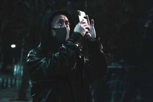 深夜の散歩が好きな方必見！のバイトに応募して住宅街の様子をスマホで撮影する男性