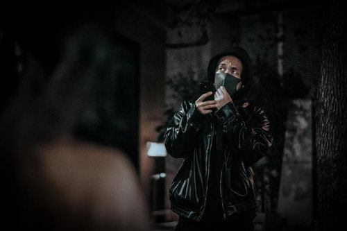 「指定された道を通り、○○がいたところを地図上で印をつけるだけです！」の簡単なバイトをする男性