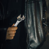 レンチを隠し持つ男性 - 闇バイト・犯罪関連の写真