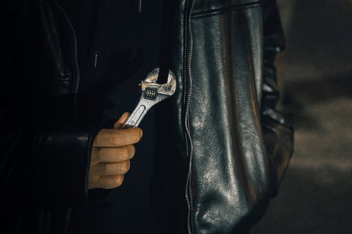 レンチを隠し持つ男性 - 闇バイト・犯罪関連