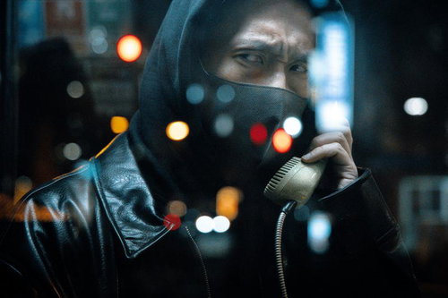 夜間に電話ボックスから怪しい指示を送る男性