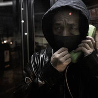 闇バイトの勧誘連絡を受ける夜間の男性の写真