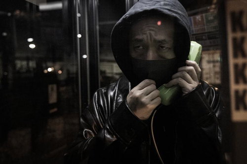 闇バイトの勧誘連絡を受ける夜間の男性