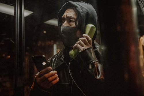 あえて公衆電話を使用して連絡をいれる闇バイト男子