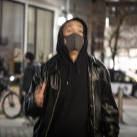 夜の街を逃走する闇バイトの男の写真