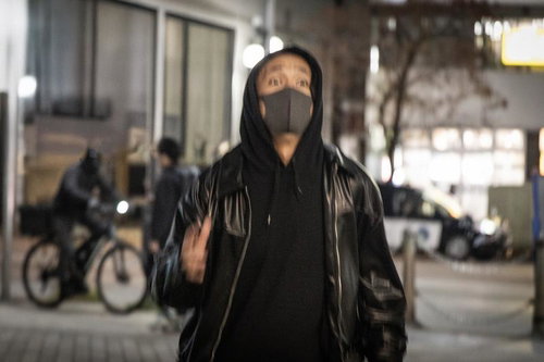 夜の街を逃走する闇バイトの男