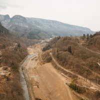 工事中の八ッ場ダムと手前の丸岩、建設現場の風景の写真