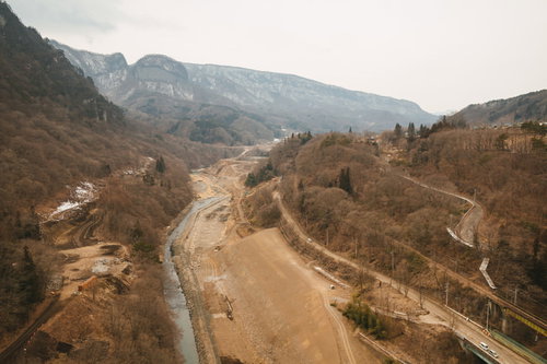 工事中の八ッ場ダムと手前の丸岩、建設現場の風景