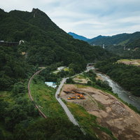 八ッ場ダム工事中、緑の山々に囲まれた群馬の建設現場（2017年夏）の写真