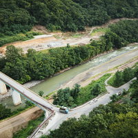 工事が着々と進む八ッ場ダムの建設現場と重機群の写真