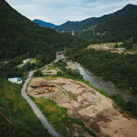群馬県の八ッ場ダム工事が進む山間部の建設現場の写真