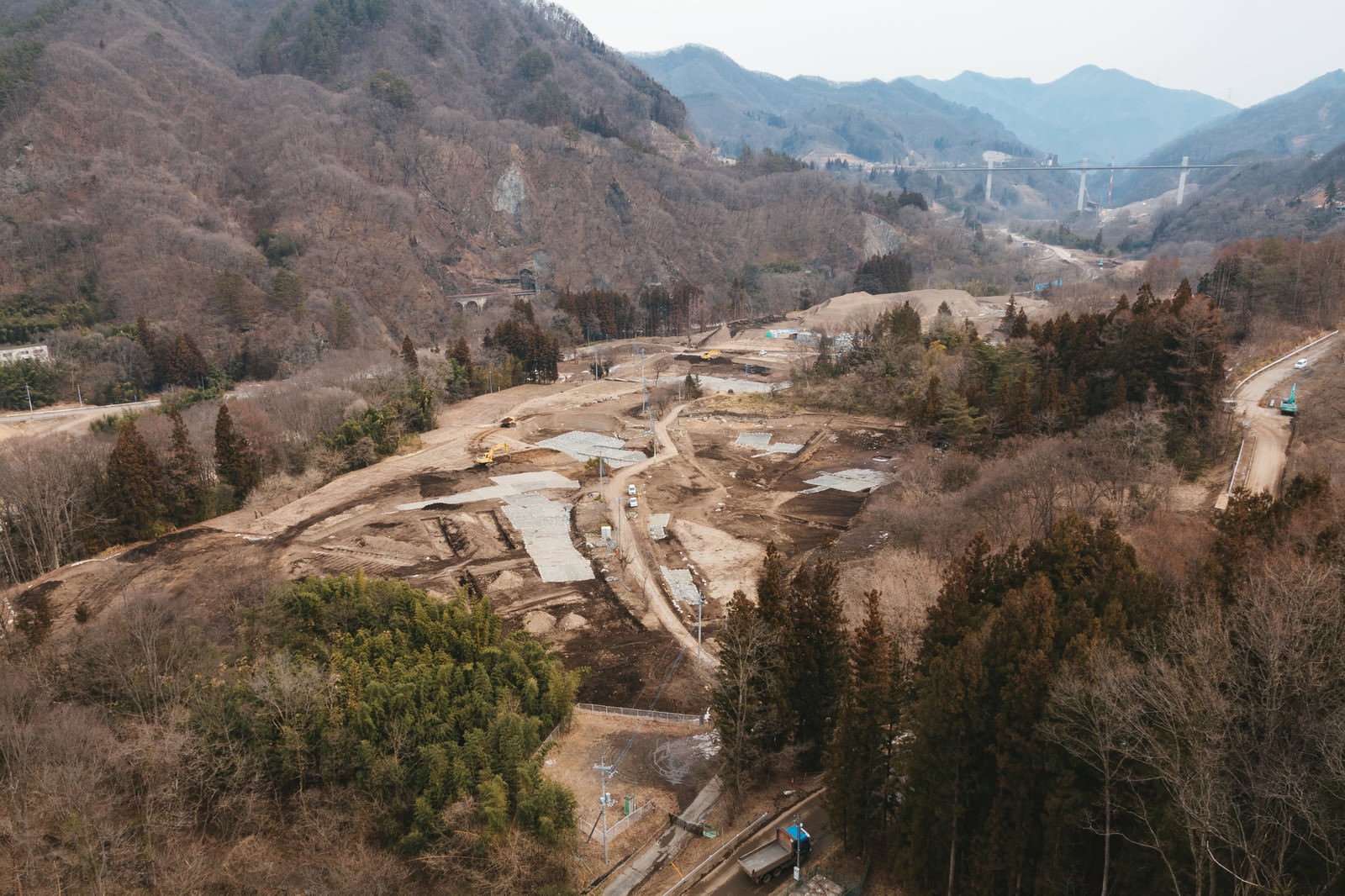 山間部で進む八ッ場ダムの大規模建設工事現場