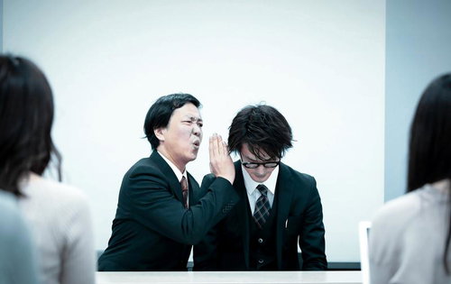 ねぇねぇ、ここのキャバクラちょっと変じゃない？