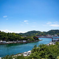 広島の海峡に架かる音戸大橋の景観と瀬戸内海の風景の写真