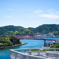 広島の音戸大橋を望む海峡の眺めの写真